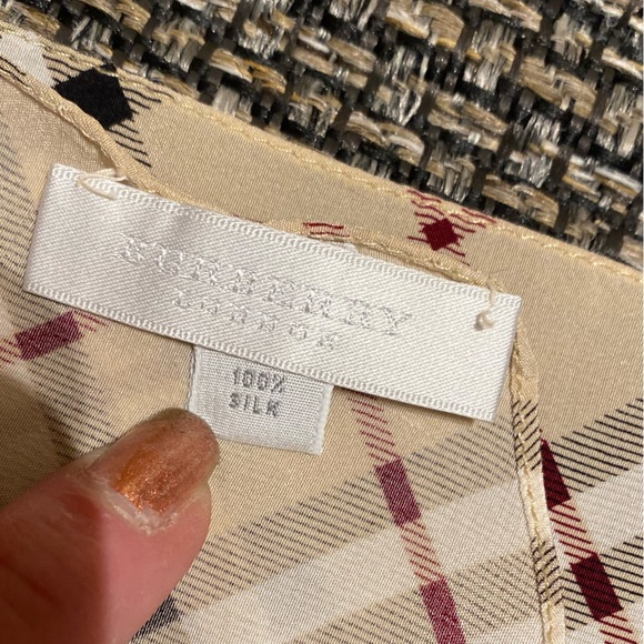 BURBERRY 💯% Silk Scarf!🧣Angled/Oblong🔥RARE🔥PRISTINE🎁44”x12”🔥Great Gift🎁 - Picture 4 of 6